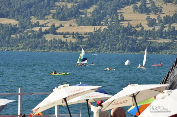 Praia cheia e lago movimentado em Pucón, no sul do Chile